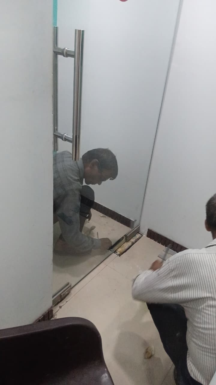 Setting a glass door at a clinic