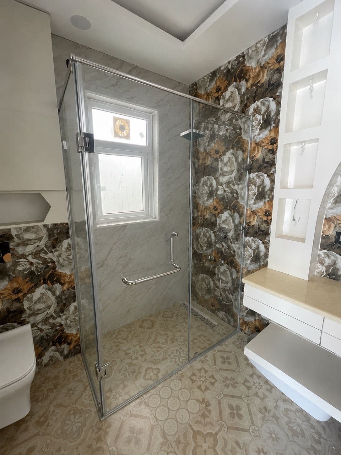Corner shower enclosure with a hinged door