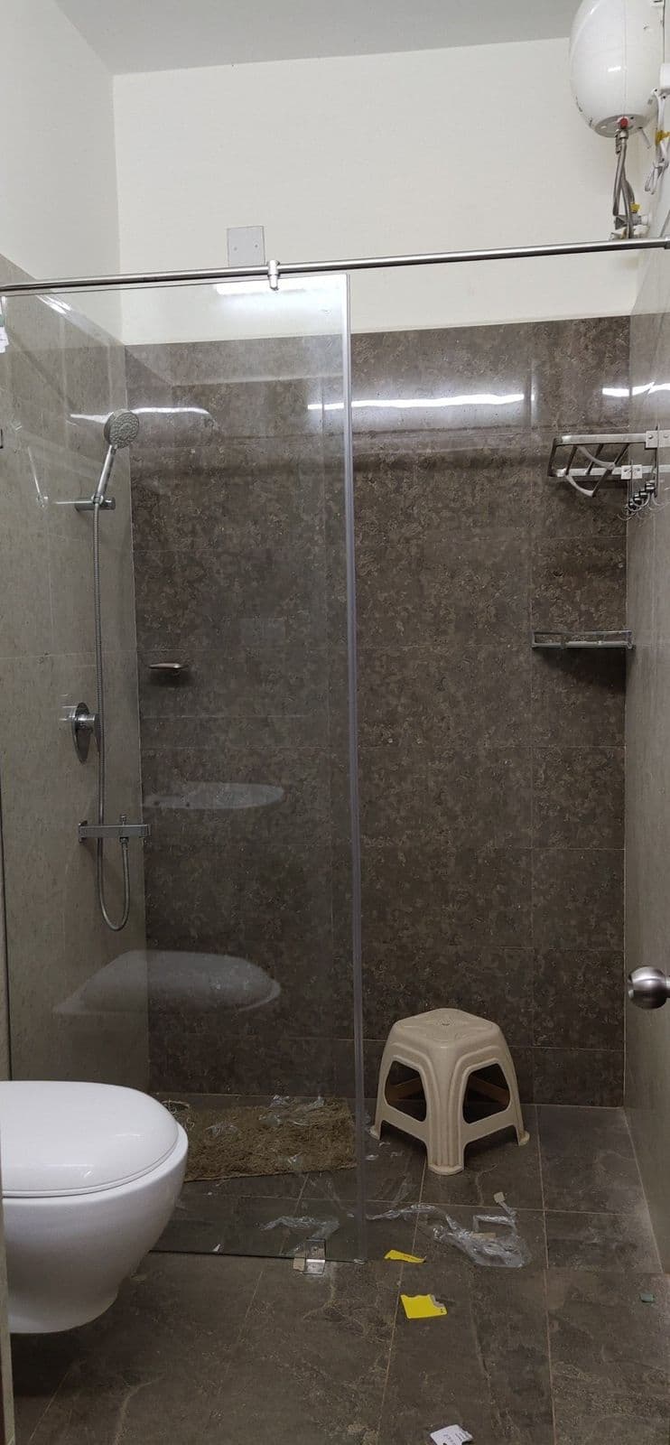 Shower partition with a support bar