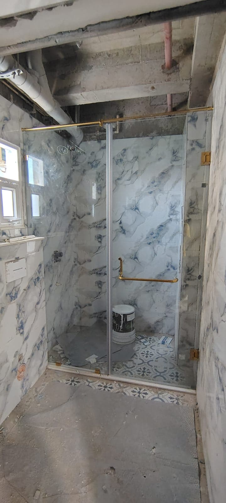 Frameless partition with brass fittings